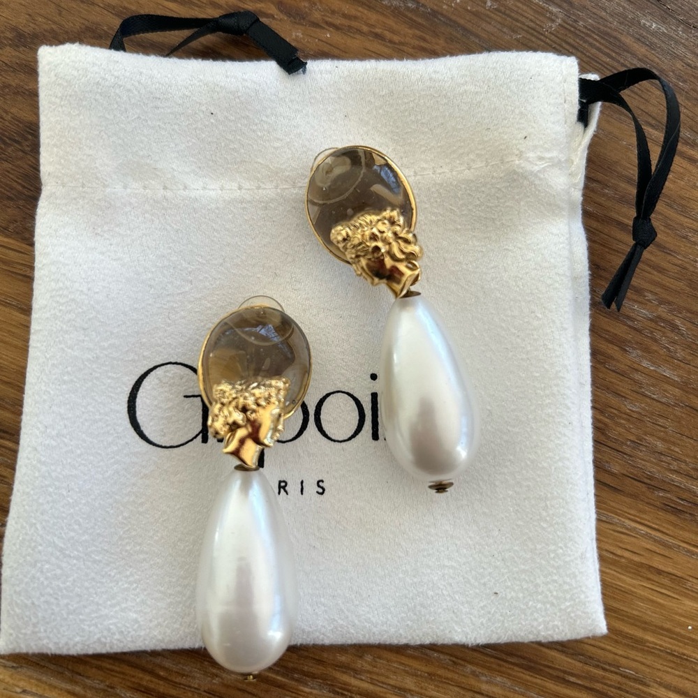 Gripoix Paris-(NEW)Back to Rome Clip Drop Cameo Earrings with Pearl